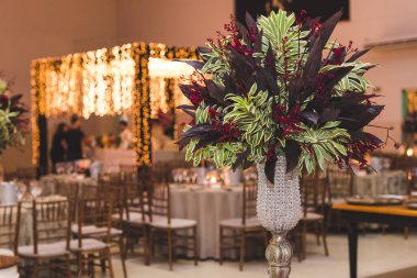 Çiçekler olay dekorasyonda düzenlenmesi.