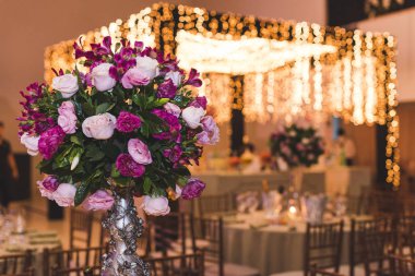 Çiçekler olay dekorasyonda düzenlenmesi.