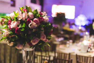 Çiçekler olay dekorasyonda düzenlenmesi.