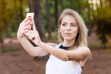 Güzel sarışın genç kadın kendini - görüntü fotoğrafını günbatımı Park