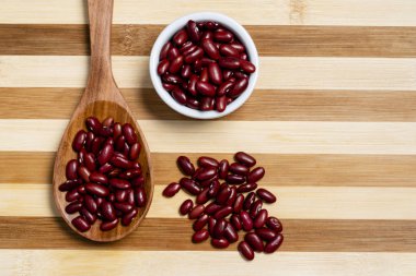 Pot ve tahta kaşık bambu ahşap arka plan üzerinde mor fasulye.