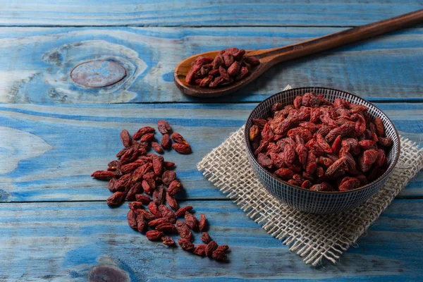 Goji Berry Μέσα Στο Κεραμικό Δοχείο Ξύλο Πεύκο Μπλε — Φωτογραφία Αρχείου