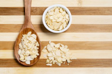 Tahta kaşık ve pot bambu dizili tablo lamine badem.