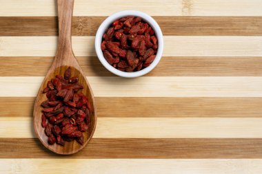 Goji Berry tahta kaşık ve pot bambu dizili tablo.