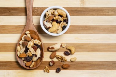 Tahta kaşık ve bambu ceviz karışımı tatlı pot çizgili.