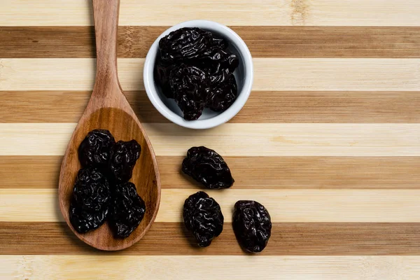 Prugna Cucchiaio Legno Pentola Dessert Strisce Bambù — Foto Stock