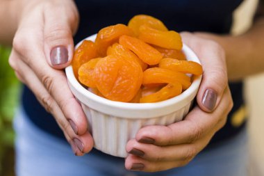 El esmer modeli holding beyaz pot ile Türk kayısı.