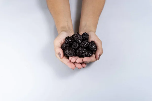 Prugna Mano Femminile Che Tiene Prugna Appoggiata Sfondo Grigio — Foto Stock