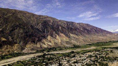 Köy Maimara renkli kayanın altında ressamın paletini Quebrada de Humahuaca Vadisi'nde aradı. Arjantin.