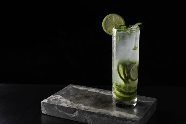 Barda Mojito kokteyli bulunmaktadır. Metin için boşluk. Menü için fotoğraf.