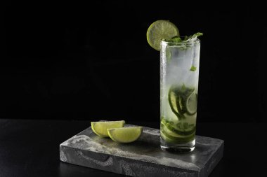 Barda Mojito kokteyli bulunmaktadır. Metin için boşluk. Menü için fotoğraf.