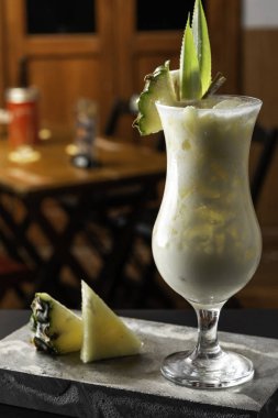 Pinacolada kokteyli barda dır. Metin için boşluk. Menü için fotoğraf.