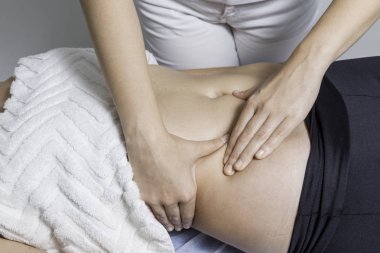 Güzel sarışın kadın modelleme masajı alıyor. Drenaj.