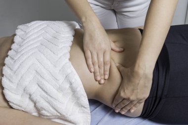 Güzel sarışın kadın modelleme masajı alıyor. Drenaj.