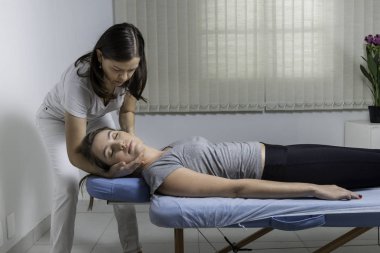 Sarışın Kadın chiropractic uyum yaşıyor. Osteopati, Alternatif tıp, ağrı kesici kavram. Fizyoterapi, spor yaralanma rehabilitasyonu.