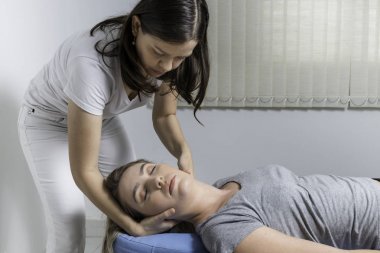 Sarışın Kadın chiropractic uyum yaşıyor. Osteopati, Alternatif tıp, ağrı kesici kavram. Fizyoterapi, spor yaralanma rehabilitasyonu.