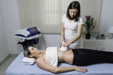 Donanım kozmetolojisi. Vücut bakımı. Spa tedavisi. Güzel sarışın kadın Ultrason kavitasyon vücut şekillendirme tedavisi alıyorum.