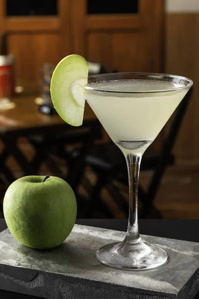 Apple Martini kokteyli barda dır. Metin için boşluk. Menü için fotoğraf.
