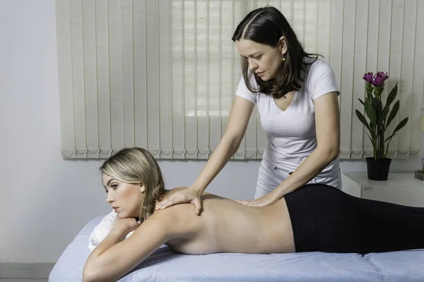 Beautiful Blond Woman Receiving Shiatsu Treatment Therapist — Stock Photo, Image