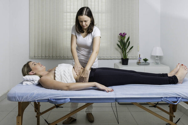 Красивая блондинка получает модельный массаж. Дренаж
.