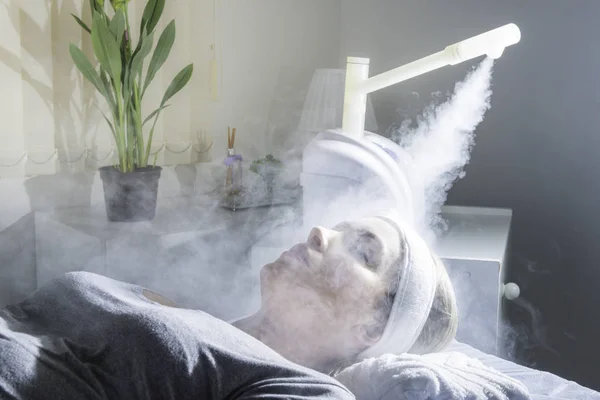 Schoonheidsbehandeling Van Gezicht Met Ozon Facial Steamer Beauty Center Beaultiful — Stockfoto