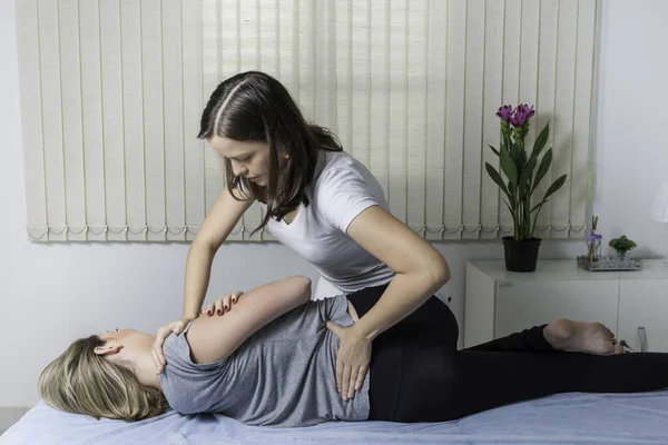 Sarışın Kadın chiropractic uyum yaşıyor. Osteopati, Alternatif tıp, ağrı kesici kavram. Fizyoterapi, spor yaralanma rehabilitasyonu.