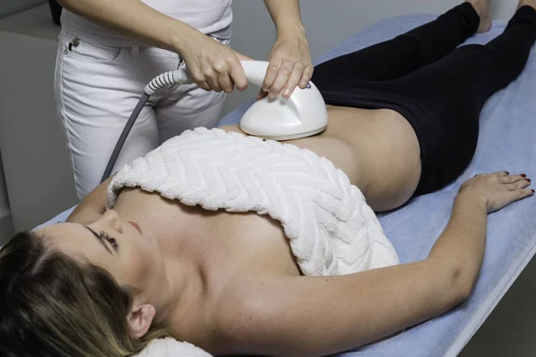 Donanım Kozmetolojisi Vücut Bakımı Spa Tedavisi Güzel Sarışın Kadın Ultrason — Stok fotoğraf