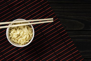 Siyah arka plan ile pişmiş anlık erişte.