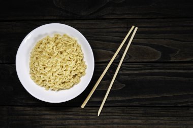 Kopya alanı ile siyah bir arka plan üzerinde yatay seramik kase Çorba Ramen erişte.