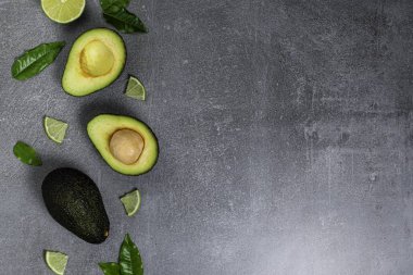 Dokulu taş arka planda tohum gösteren açık avokado.