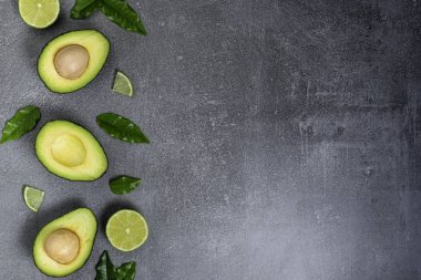 Dokulu taş arka planda tohum gösteren açık avokado.