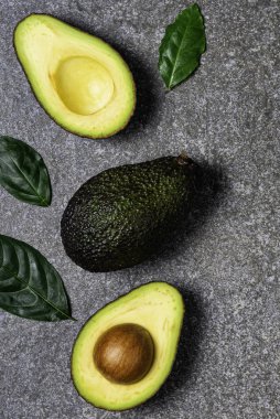 Dokulu taş arka planda tohum gösteren açık avokado.
