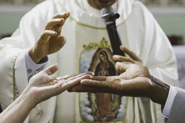 Religious moment of the exchange of alliances during the marriage in the catholic church.