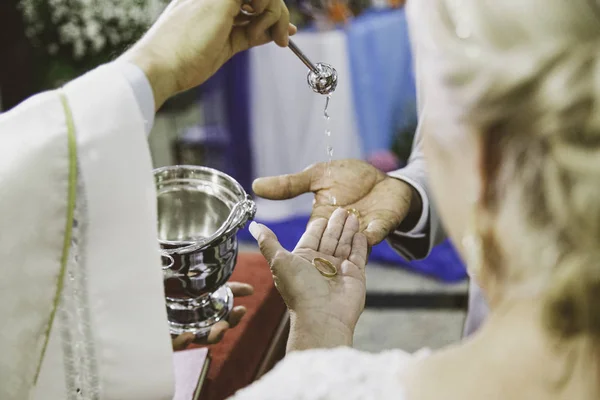 Religious moment of the exchange of alliances during the marriage in the catholic church.