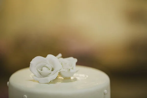 婚礼风景蛋糕的顶端 有玫瑰细节 — 图库照片