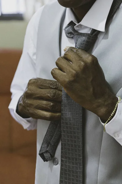 Чорний Чоловік Фіксує Краватку Весілля — стокове фото