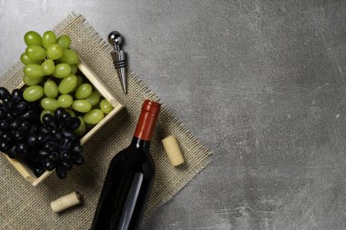 Ahşap kutu, arka planda şarap bulunan üzüm kasesi. Boşluğu kopyala.