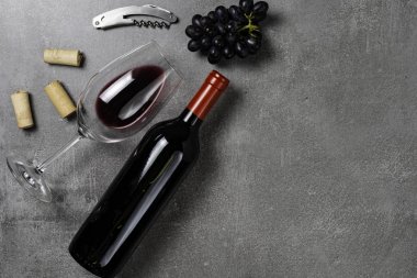 Congreto arka planda şarap, şişe, açacağı ve üzüm ile Cam. Kopyalama Alanı.
