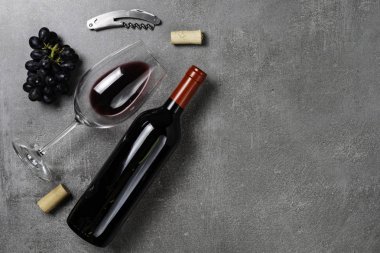 Congreto arka planda şarap, şişe, açacağı ve üzüm ile Cam. Kopyalama Alanı.