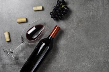 Congreto arka planda şarap, şişe, açacağı ve üzüm ile Cam. Kopyalama Alanı.