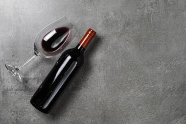 Congreto arka planda şarap ve şişe ile Fincan. Kopyalama Alanı.