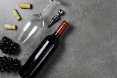 Şarap şişesi, cam, açacağı ve çimento kaplı üzümler. Boşluğu Kopyala.