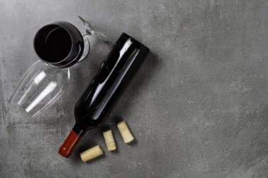 Beton arka planda şarap bardakları ve mantarlar şişesi. Kopyalama Alanı.