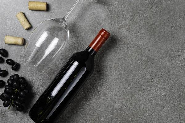 Bottle Wine Goblet Corks Grapes Concrete Background Copy Space — Stock Photo, Image