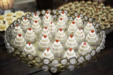 Düğünde tatlı bir masa. Çeşitli tatlılar.