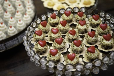 Düğünde tatlı bir masa. Çeşitli tatlılar.