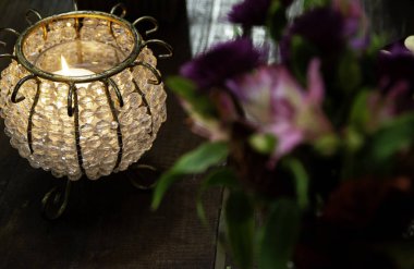 Tahta masanın üzerinde mum lambası. Dekorasyon mum ışığı.