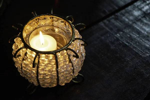 Lampa Świecznik Drewnianym Stole Dekoracja Świeca Światła — Zdjęcie stockowe