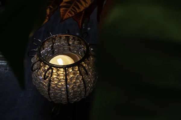Lampa Świecznik Drewnianym Stole Dekoracja Świeca Światła — Zdjęcie stockowe
