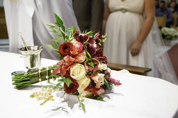 Букет Квітів Вівтарі Під Час Релігійної Церемонії — стокове фото